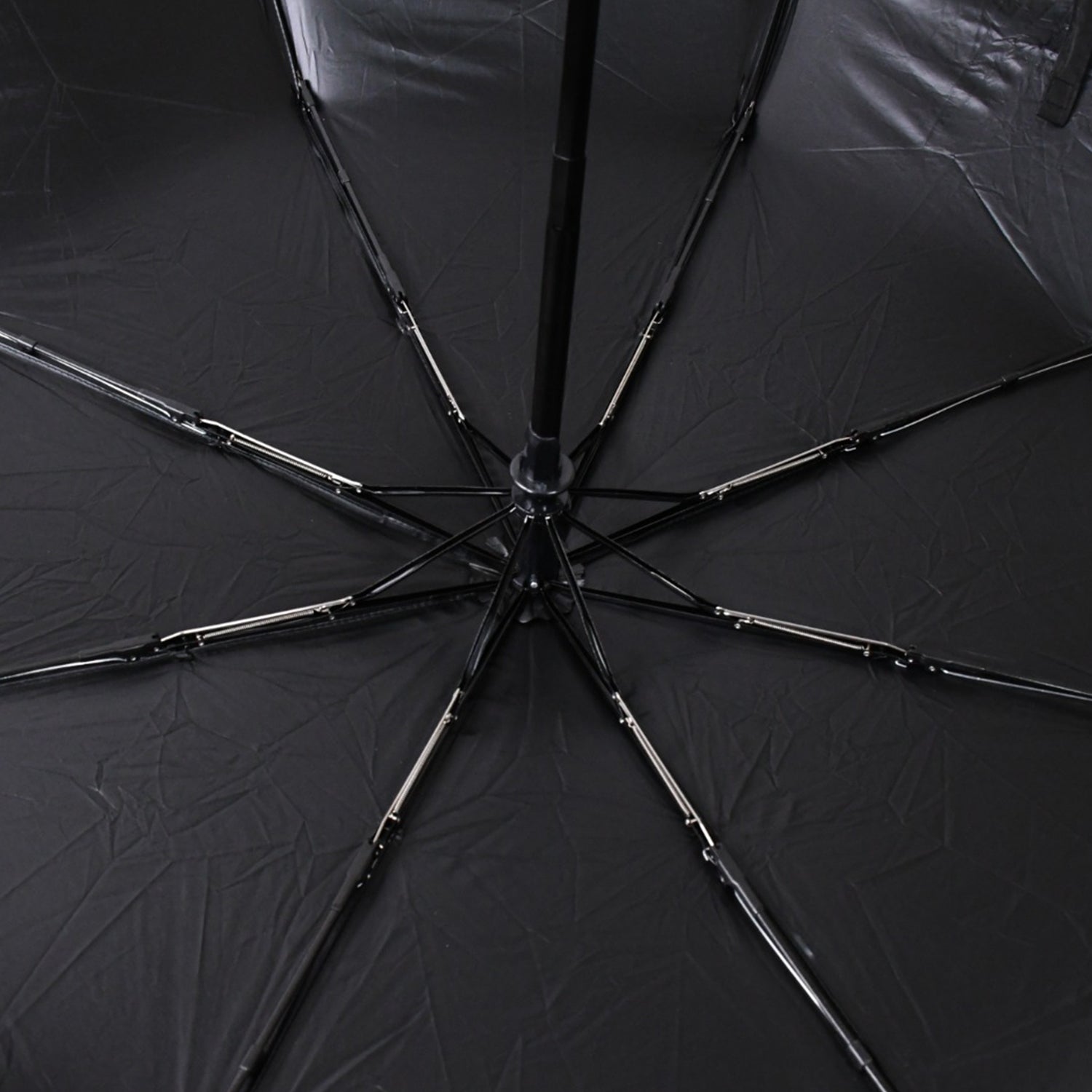 Detailed view of the high-density waterproof fabric of the rainproof umbrella, repelling water.