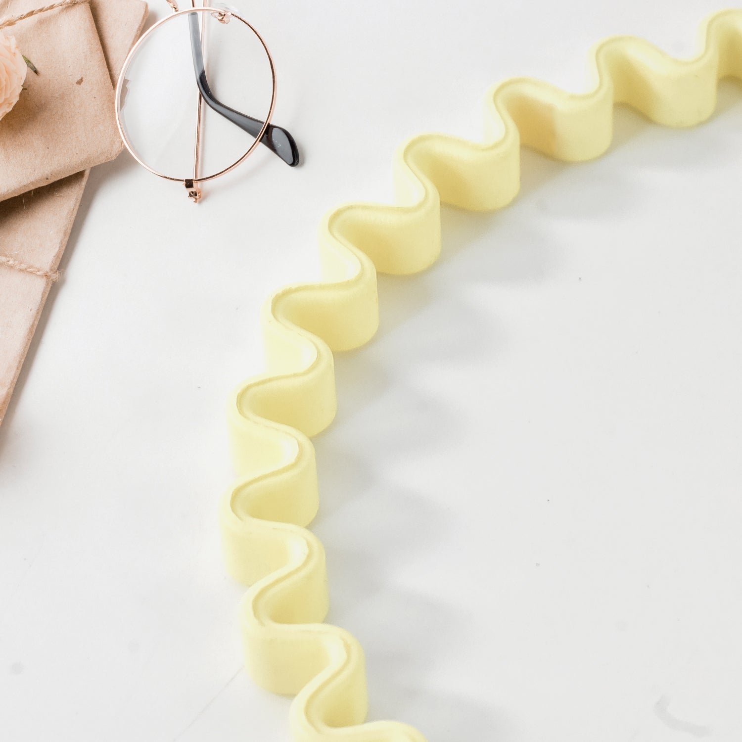 Flexible and stylish plastic comb hairband for children and adults