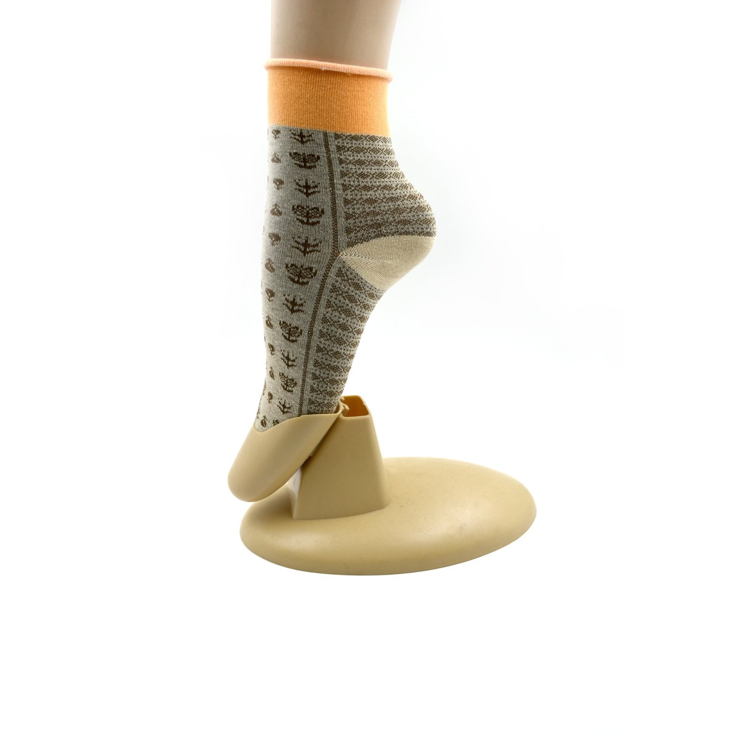 Model wearing grey women's ankle socks, ideal for everyday comfort.