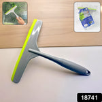 Ergonomic plastic kitchen wiper, ideal for glass and window cleaning.