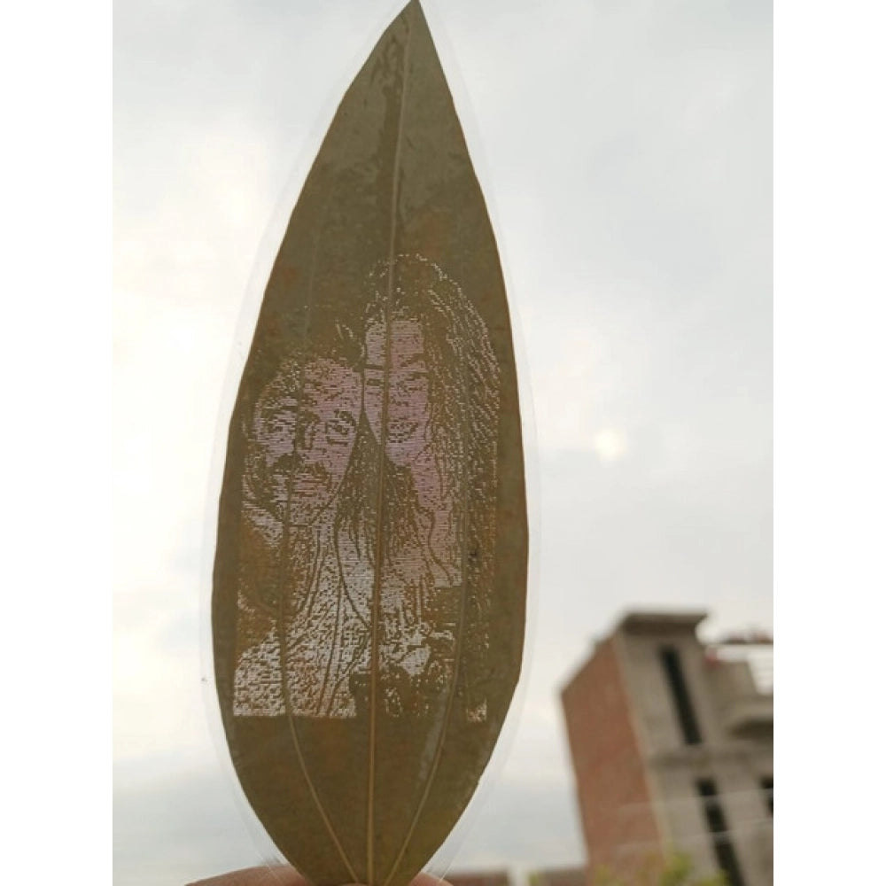 Custom Couple Portrait Engraved on Natural Leaf €“ Personalized Romantic Leaf Art Gift