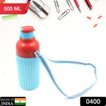 Person holding a 500ml insulated water bottle with its practical dori carry strap.