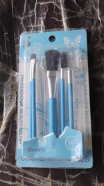 Ergonomic handles of the makeup brushes kit designed for comfortable grip during application.