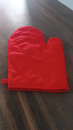 Back view of the heat resistant oven mitt, showing its breathable cotton fabric.