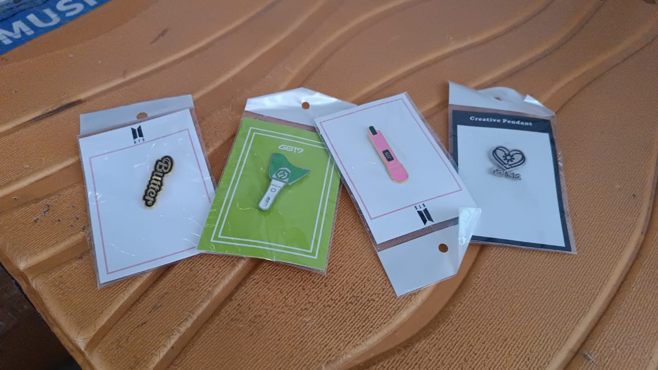 Single stylish metal enamel badge pin with random design